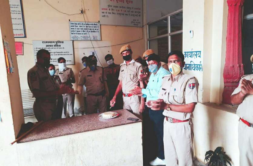 jodhpur police constable celebrated wedding anniversary in lockdown कांस्टेबल ने हलवे का केक काटकर मनाई शादी की पहली वर्षगांठ, ड्यूटी होने से नहीं जा सकता है घर
