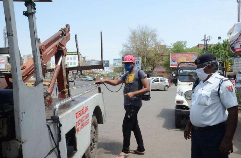 after death of corona suspected man khetanadi area is sealed by police कोरोना संक्रमित की मृत्यु के बाद खेतानाडी व आस-पास का क्षेत्र भी प्रतिबंधित, 17 कॉलोनी-बस्ती सील