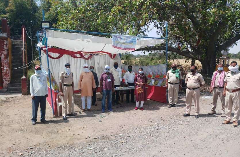 The truck driver who brought the passersby got caught by the police राहगीरों को लाने वाला ट्रक चालक पुलिस के फेर में फंसा