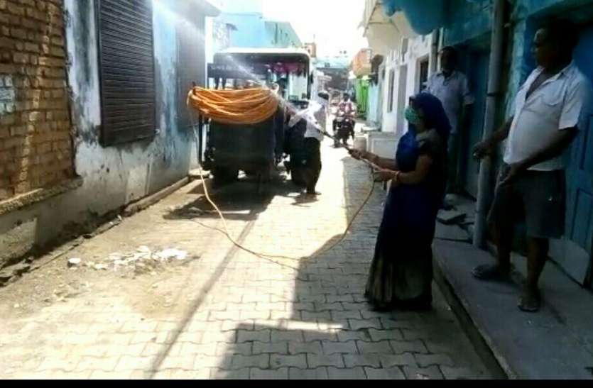 गांव को सेनेटाइज करने उतरी सरपंच गांव को सेनेटाइज करने उतरी सरपंच