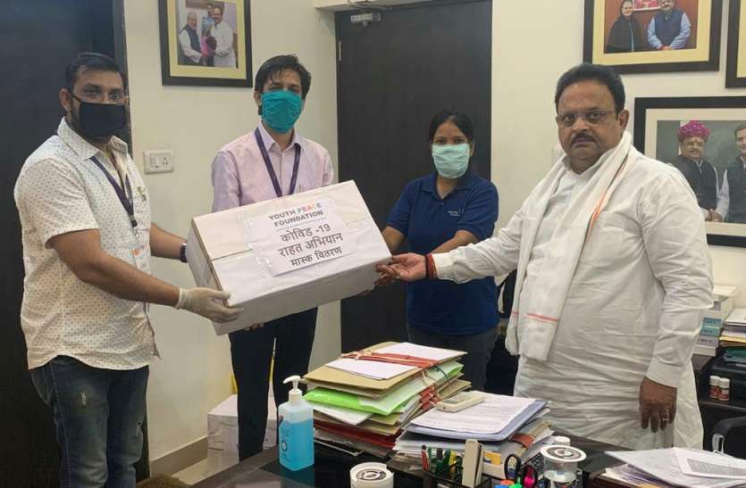 यूथ पीस फाउंडेशन ने चिकित्सा मंत्री को 5 हजार मास्क उपलब्ध कराए यूथ पीस फाउंडेशन ने चिकित्सा मंत्री को 5 हजार मास्क उपलब्ध कराए