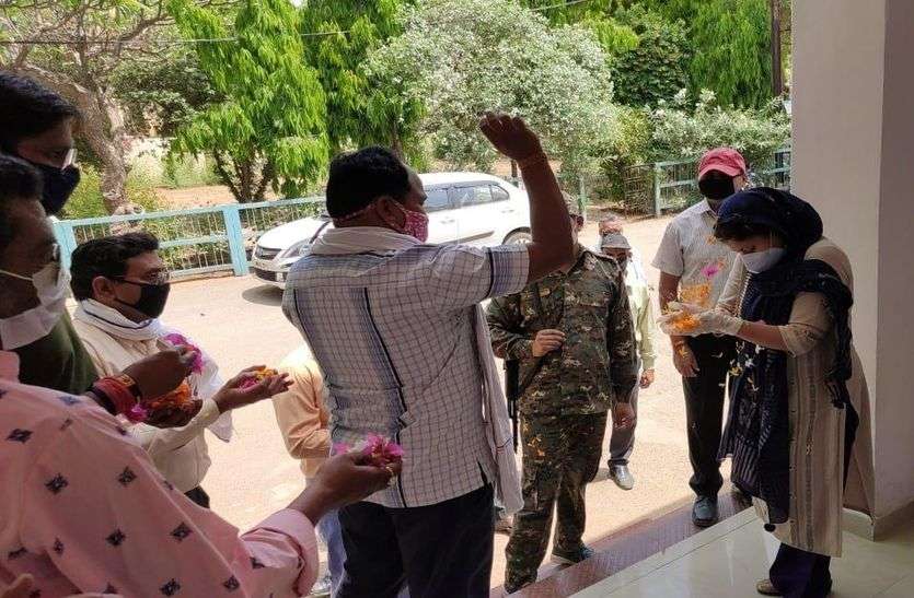 मुरैना के अम्बाह में कलेक्टर पर पुष्प वर्षा मुरैना के अम्बाह में कलेक्टर पर पुष्प वर्षा