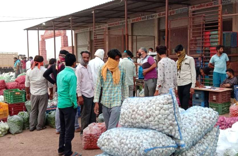 यहां लोगों ने बनाया सोशल डिस्टेंसिंग का मजाक, बना हुआ है कोरोना संक्रमण का खतरा यहां लोगों ने बनाया सोशल डिस्टेंसिंग का मजाक, बना हुआ है कोरोना संक्रमण का खतरा