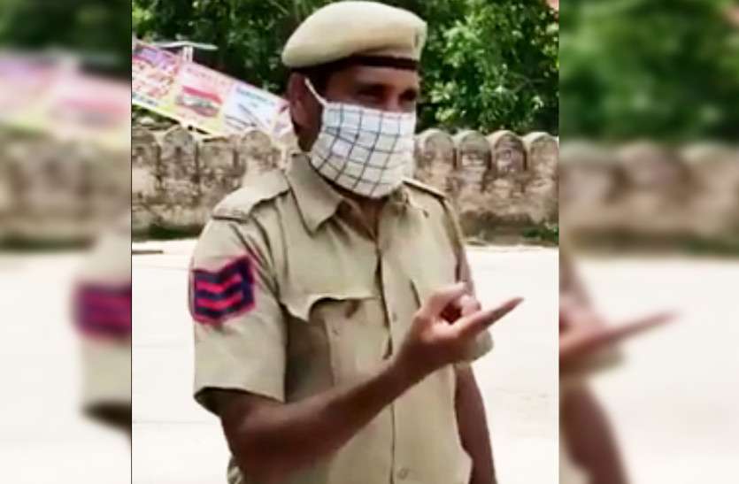 police.jpg सम्मान में फूल नहीं बरसाने की अपील करने लगे कोरोना वॉरियर्स, सोशल मीडिया पर शेयर किया वीडियो