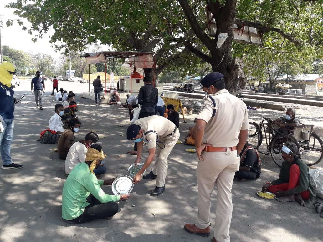 ये हैं कोरोना के असली फाइटर्स, कोई पर्दे के पीछे रहकर तो कोई प्रत्यक्ष रूप से निभा रहा अपना फर्ज, इनके जज्बे को सलाम