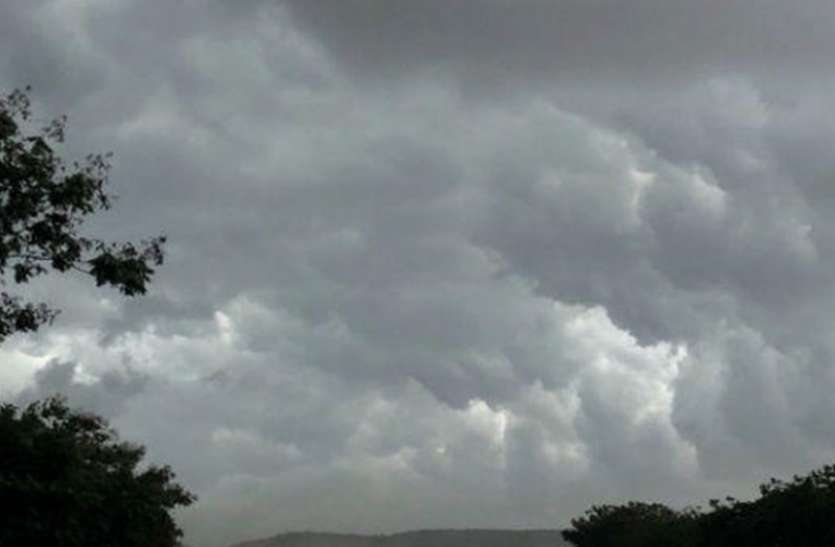 rain_bhopal.jpg मौसम बदला : भोपाल समेत कई शहरों में हवाओं के साथ रिमझिम बारिश, आसमान में झाए बादल