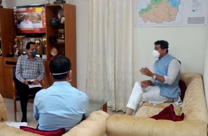 कोरोना योद्धाओं पर हमला करने वालों पर एनएसए के तहत कार्रवाई करे सरकार-कर्नल राज्यवर्धन कोरोना योद्धाओं पर हमला करने वालों पर एनएसए के तहत कार्रवाई करे सरकार-कर्नल राज्यवर्धन