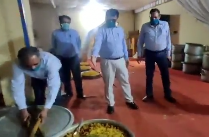 rasoi.png Coronavirus: जूते पहनकर सामुदायिक रसोई का अधिकारियों ने किया निरीक्षण