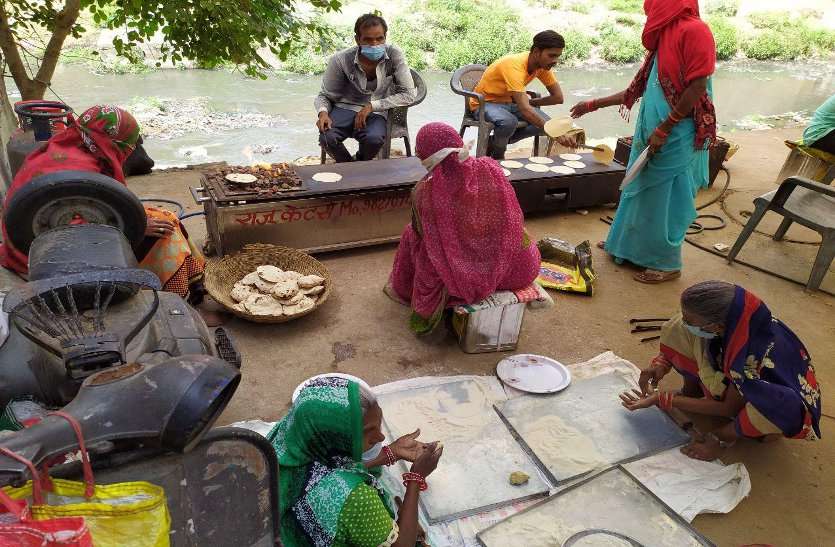 India fights Covid-19 : youth distributes 5000 food packets daily gwaliorIndia fights Covid-19 : youth distributes 5000 food packets daily gwalior