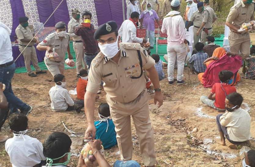 IG reached the village and distributed ration to the poor आइजी पहुंचे गांव और गरीबों को वितरित किया राशन