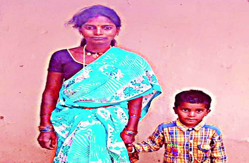 Panchayat swung into action after CEO's order, card given to poor families सीईओ के आदेश के बाद हरकत में आया पंचायत, गरीब परिवारों को बनाकर दिया कार्ड