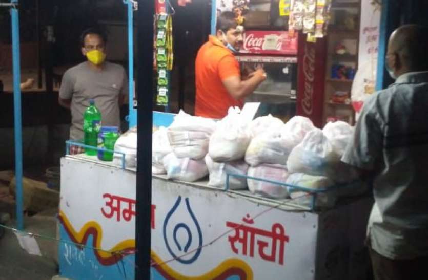 राशन किट के नाम पर सात दिन का राशन, गरीबों को दिया सिर्फ 5 केजी आटा, परिवार चाहे जितना बड़ा हो राशन किट के नाम पर सात दिन का राशन, गरीबों को दिया सिर्फ 5 केजी आटा, परिवार चाहे जितना बड़ा हो