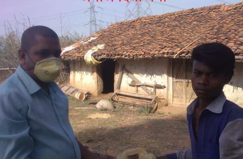 Village Improvement Committee members deliver food items to villagers ग्रामीण के भूखे मरने की सूचने पर ग्राम सुधार समिति के सदस्यों ने पहुंचाया खाद्य सामग्री