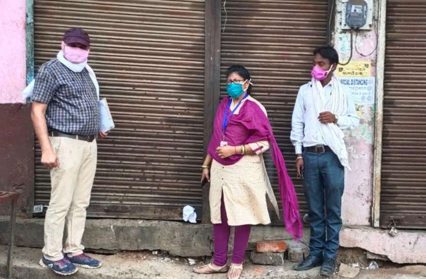 Two shops sealed for illegal shop opening अवैध रूप से दुकान खोलने पर दो दुकाने सील