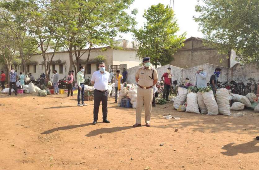 Collector and Superintendent of Police arrived at SGS College Ground, एसजीएस कॉलेज ग्राउंड पहुंचे कलेक्टर और पुलिस अधीक्षक, व्यापारियों से कराया सोशल डिस्टेंसिंग का पालन