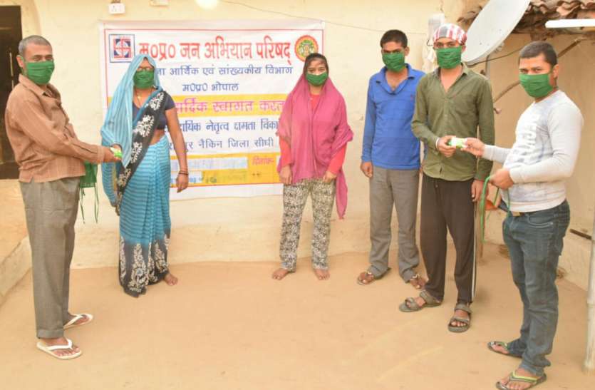 Prasututan Samiti distributing masks to Corona fighter of Rampur Naiki प्रस्फुटन समिति रामपुर नैकिन के कोरोना फ ाईटर कर रहे हैं मास्क का वितरण