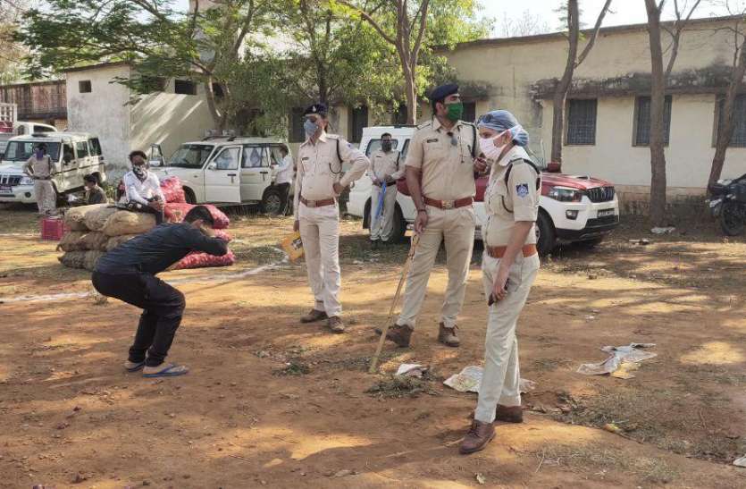 ASP takes charge of carrying out social distancing, instructing trader सोशल डिस्टेंसिंग का पालन कराने एएसपी ने संभाला मोर्चा, व्यापारियों को देती रही हिदायत