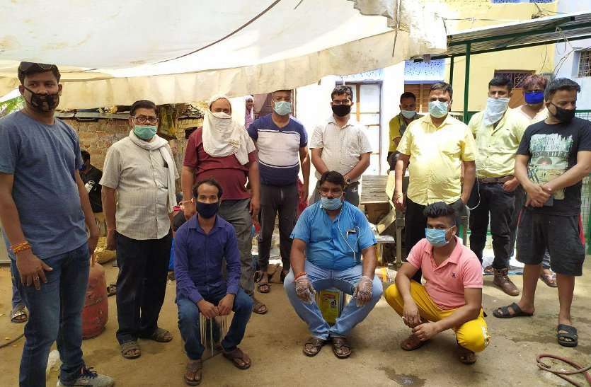 India fights Covid-19 : youth distributes 5000 food packets daily gwalior
