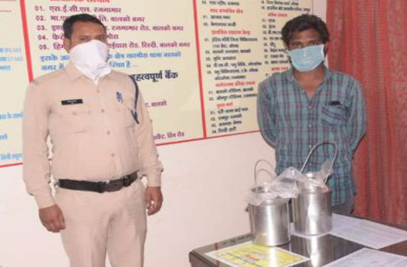 दूध के डिब्बे में महुआ शराब भरकर ले जा रहे थे तीन युवक, पुलिस को देखते ही बाइक से कूदकर दो भागे, एक पकड़ाया दूध के डिब्बे में महुआ शराब भरकर ले जा रहे थे तीन युवक, पुलिस को देखते ही बाइक से कूदकर दो भागे, एक पकड़ाया