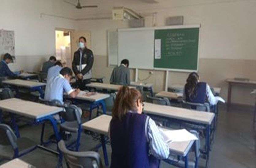 social distancing in exam Corona Impact: भर्ती और वार्षिक परीक्षा से लेकर कक्षाओं में दिखेगा बदलाव