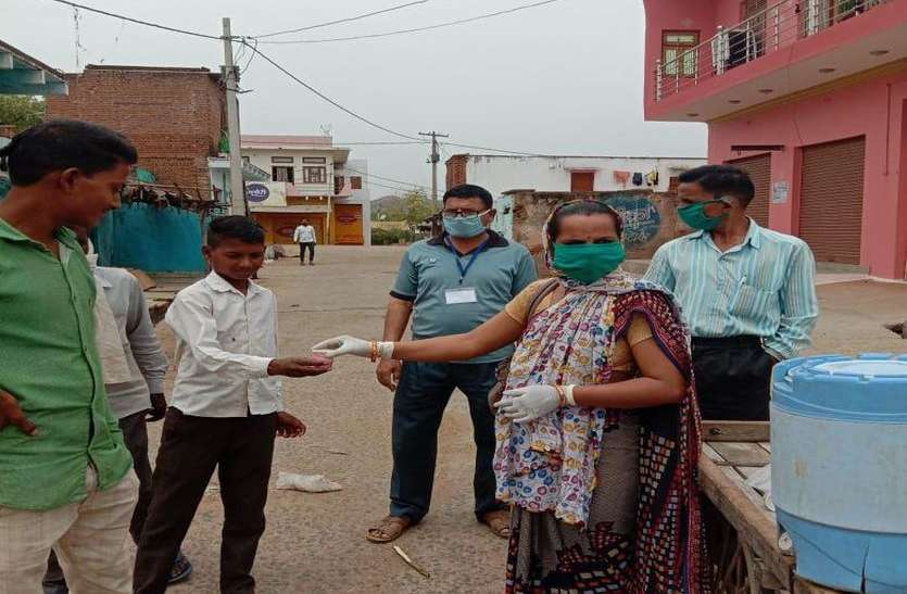 आयुष विभाग के सहयोग से आयुर्वेदिक काढ़ा व होम्योपैथिक दवाईयों का वितरण आयुष विभाग के सहयोग से आयुर्वेदिक काढ़ा व होम्योपैथिक दवाईयों का वितरण