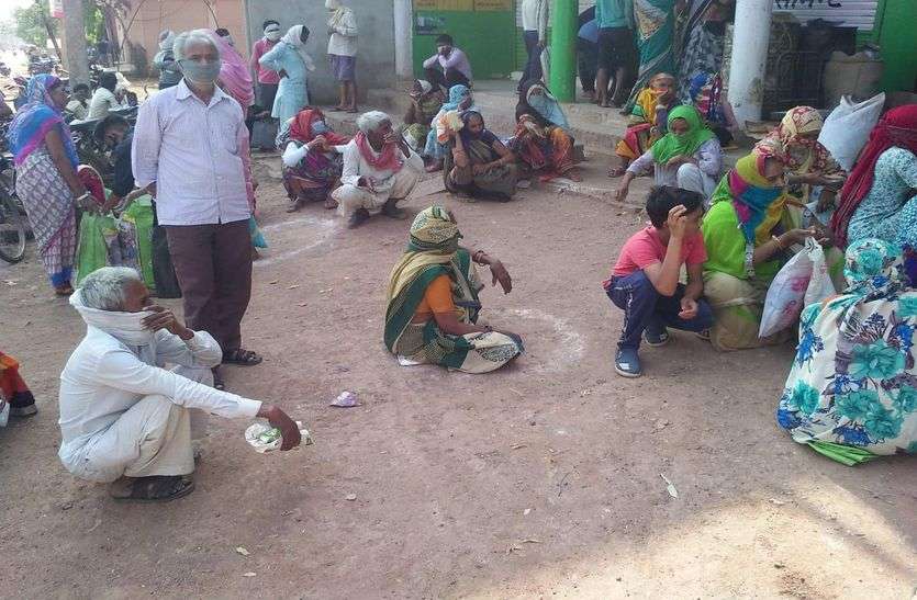 न सेनेटाइजर, न सोशल डिस्टेंसिंग, हुआ खाद्यान वितरण न सेनेटाइजर, न सोशल डिस्टेंसिंग, हुआ खाद्यान वितरण