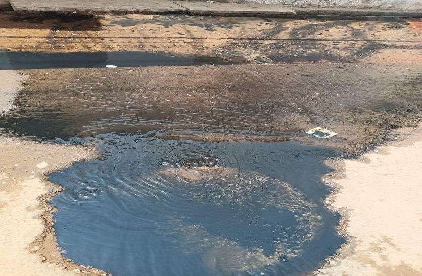 सीवर लीक, घर व दुकानों के सामने भरी गंदगी सीवर लीक, घर व दुकानों के सामने भरी गंदगी