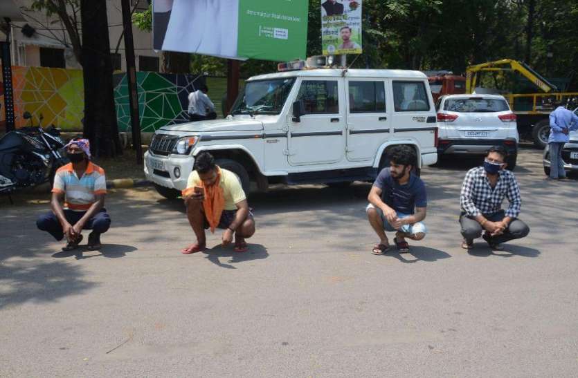घर से बाहर निकलने वालों पर पुलिस की सख्ती, 100 का चालान घर से बाहर निकलने वालों पर पुलिस की सख्ती, 100 का चालान