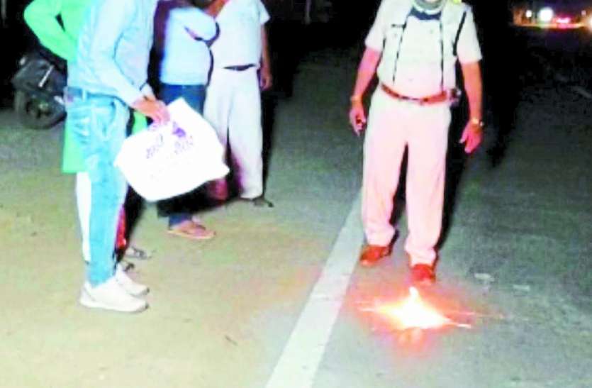 Notes burnt in the presence of police officer अमरपाटन में हडक़म्प की बनी रही स्थिति...पुलिस अफसर की मौजूदगी में जलाए गए नोट