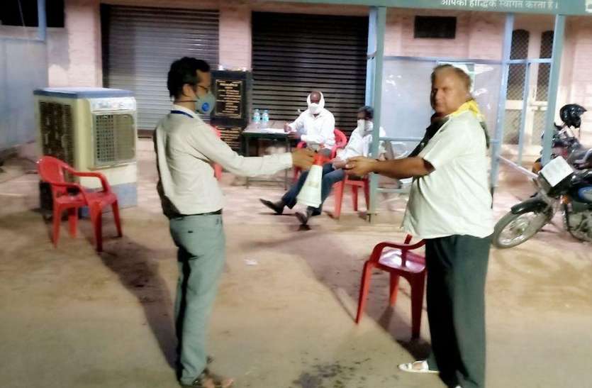 Teachers providing records of every person entering the district शिक्षक निभा रहे सरकारी ‘गुप्तचर’ की भूमिका