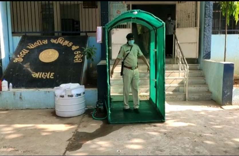 Anand के S.P. कार्यालय में सेनेटाइज टनल तैयार Anand के S.P. कार्यालय में सेनेटाइज टनल तैयार