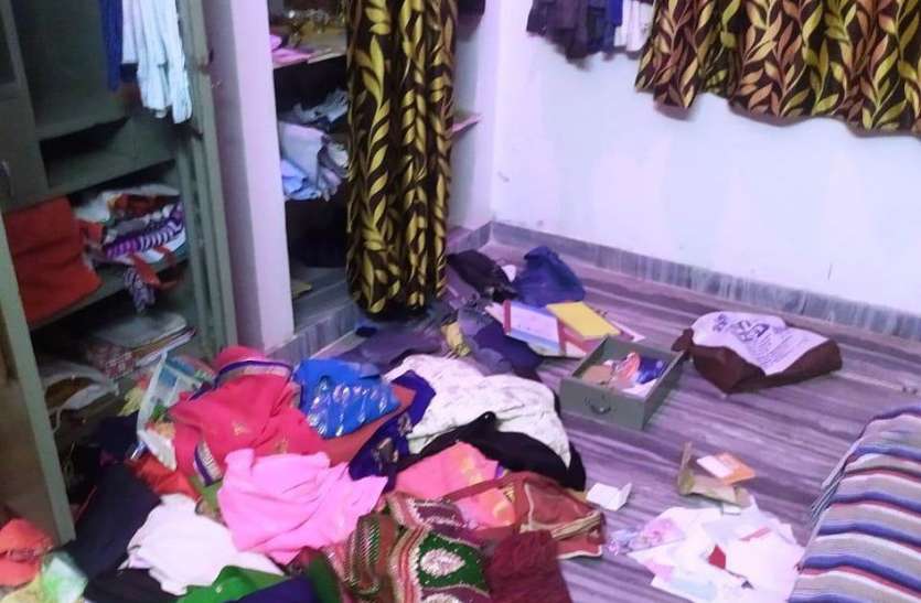 2 lakhs theft from the house शिक्षक कोरोना बचाव निगरानी में ड्यूटी पर