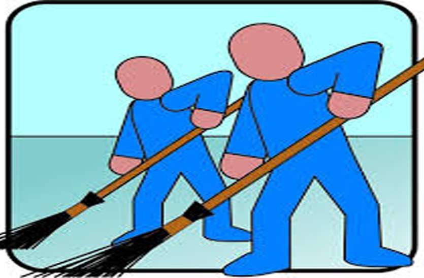 Embarrassing incident with scavengers in Nagda amid Corona infection कोरोना संक्रमण के बीच नागदा में सफाईकर्मियों के साथ शर्मनाक घटना