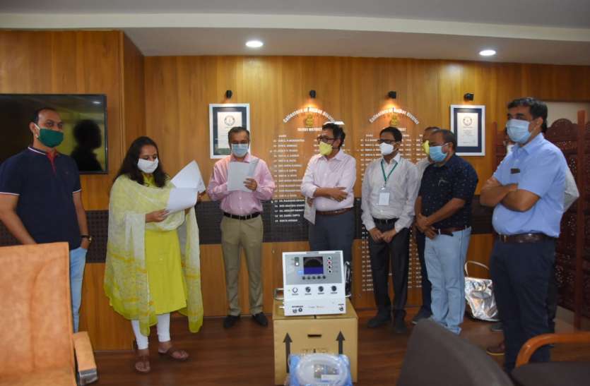 Ventilator: कोरोना पीडि़तों के उपचार के लिए धमण-1 वेंटिलेटर राजकोट कलक्टर को सौंपा Ventilator: कोरोना पीडि़तों के उपचार के लिए धमण-1 वेंटिलेटर राजकोट कलक्टर को सौंपा