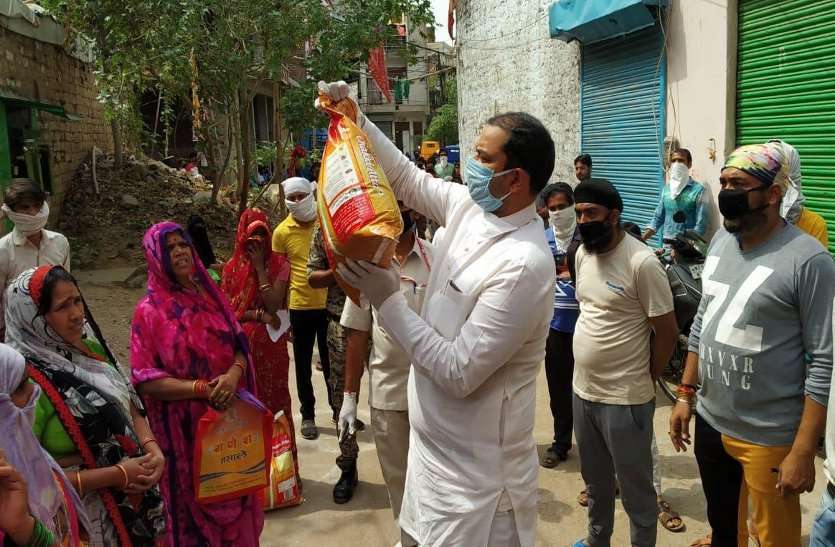 सरकार द्वारा बाटे जा रहे 10 किलो आटे के कट्टे में सिर्फ 6 किलो आटा, कांग्रेस नेता बोले ये है निर्धन घोटला