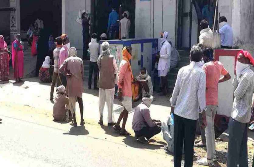 राशन के लिए धूप में लाइन में खड़ी महिला की मृत्यु, परिजनों ने कहा दो दिन से लगवाए चक्कर राशन के लिए धूप में लाइन में खड़ी महिला की मृत्यु, परिजनों ने कहा दो दिन से लगवाए चक्कर