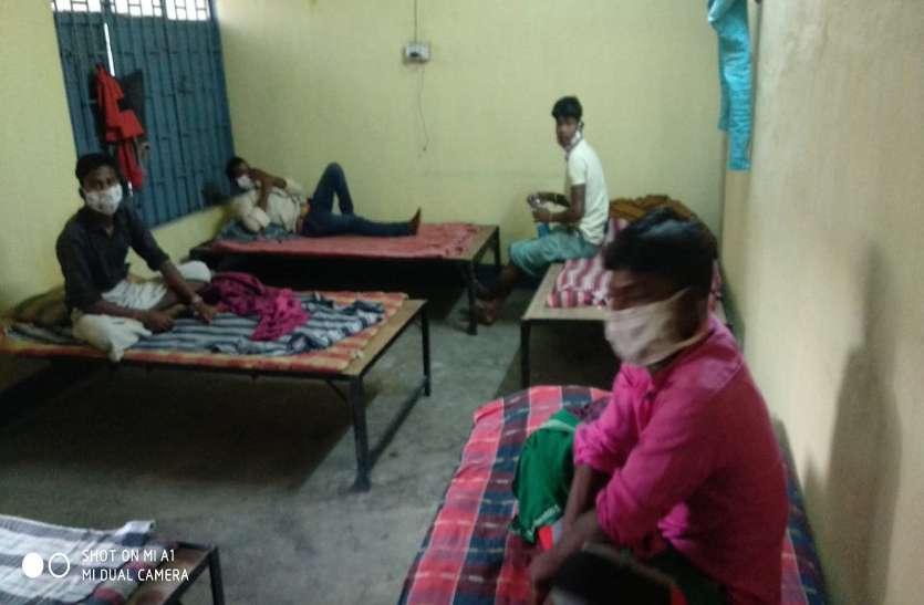 लॉकडाउन में भूख-प्यास से बेहाल मिले 5 मजदूर, कहा- यहां मरने से अच्छा है घर पर निकले दम, फिर यूपी के लिए निकल गए पैदल लॉकडाउन में भूख-प्यास से बेहाल मिले 5 मजदूर, कहा- यहां मरने से अच्छा है घर पर निकले दम, फिर यूपी के लिए निकल गए पैदल