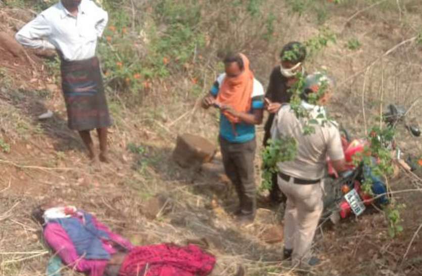 HusbaHand grenade placed on tree fell apart, two women injurednd dies in road accident, wife injured पेड़ पर रखा हथगोला गिरकर फटा, दो महिलाएं हुईं घायल