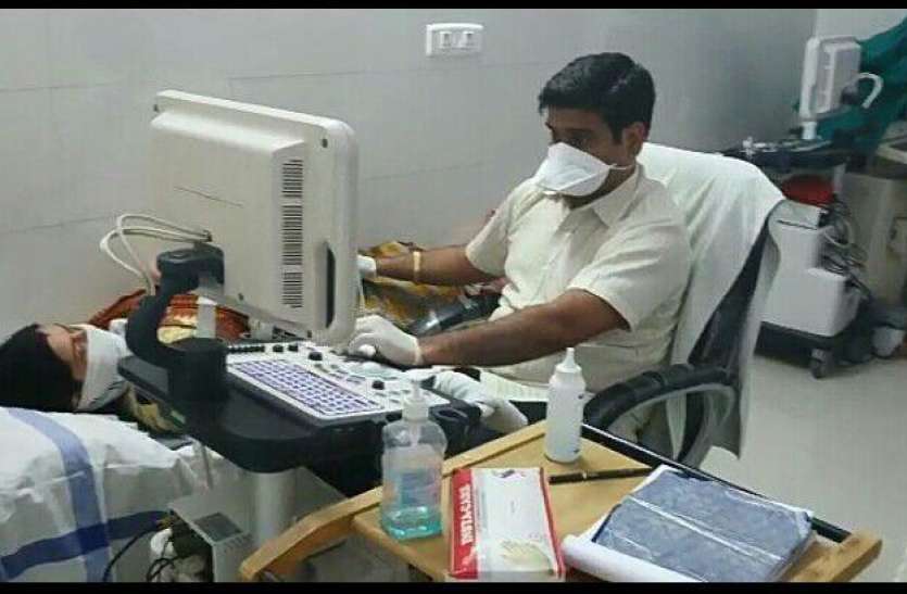 dr_abhishek_neekhara.jpg अपना अस्पताल छोड़ रोज एक घंटे जिला अस्पताल में कर रहे सोनोग्राफी
