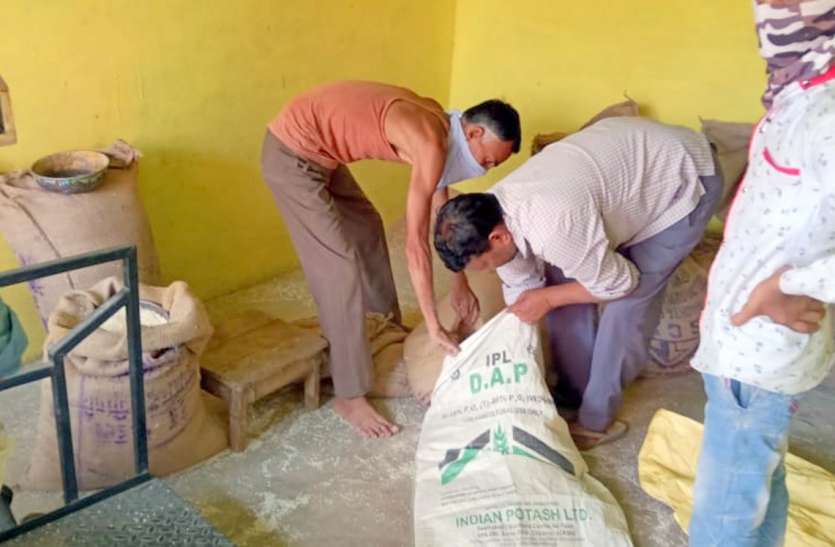 लॉकडाउन में पेट की भूख मिटाने गरीबों को गेहूं की जगह बांटा जा रहा सिर्फ चावल लॉकडाउन में पेट की भूख मिटाने गरीबों को गेहूं की जगह बांटा जा रहा सिर्फ चावल
