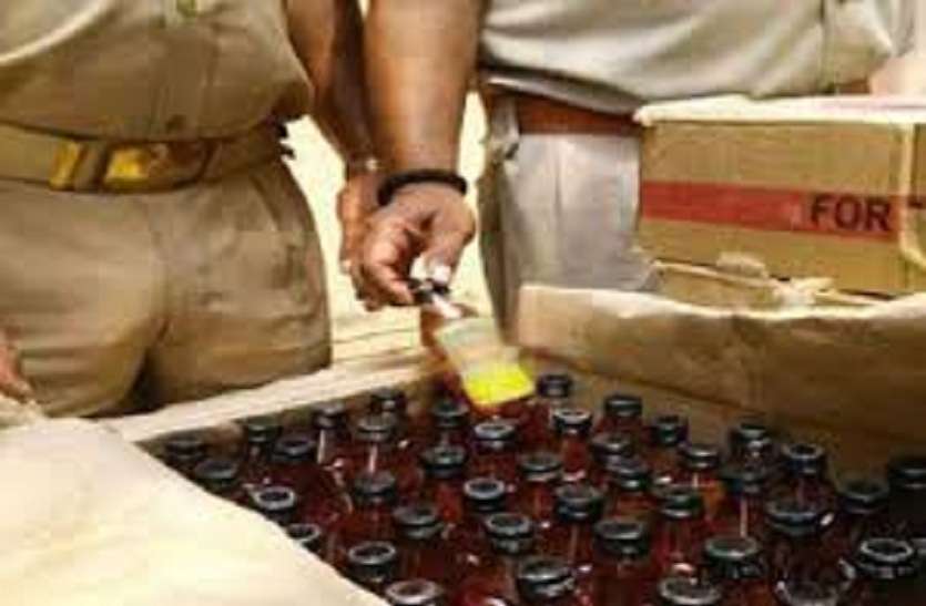 Liquor supply लॉकडाउन में घर-घर कर रहे थे शराब की सप्लाई, यहां कार से दो कर्टन बीयर की बोतल बरामद