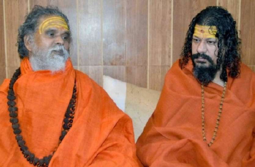 akhil bhartiya akhada parishad angry killing two saints in Maharashtra महाराष्ट्र में दो संतो की भीड़ ने पीट - पीट कर की हत्या ,अखाड़ा परिषद आक्रोशित , कहा धर्म विशेष के लोगों ने घेर कर मारा
