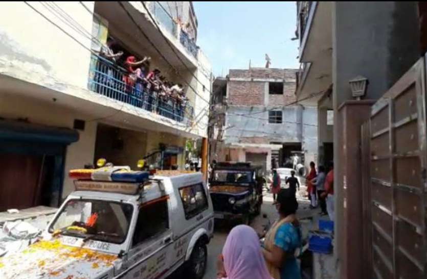 noida.jpg फूलों की बारिश देख खिल उठे कोरोना कर्मवीराें के चेहरे, कहा- नहीं होने देंगे किसी तरह की परेशानी