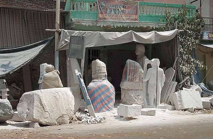 बांसवाड़ा : शिल्पकारों पर संकट, सिर्फ दो घंटे मोहलत की गुहार बांसवाड़ा : शिल्पकारों पर संकट, सिर्फ दो घंटे मोहलत की गुहार