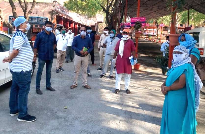 Of the 32 migrants staying at the Quarantine Center, 16 were kept under observation. क्वारेंटाइन केंद्र में रुके 32 प्रवासियों में से 14 को बुखार, निगरानी में रखा
