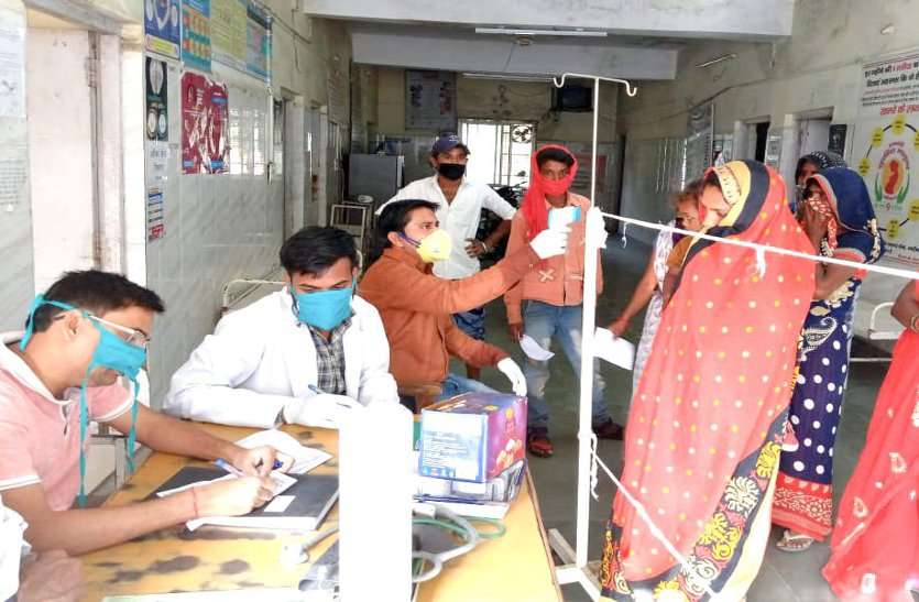 Hundreds of laborers reached for health test, struggling to reach home घर पहुंचने के लिए कर रहे जद्दोजहद, स्वास्थ्य परीक्षण के लिए पहुंचे सैकड़ों मजदूर