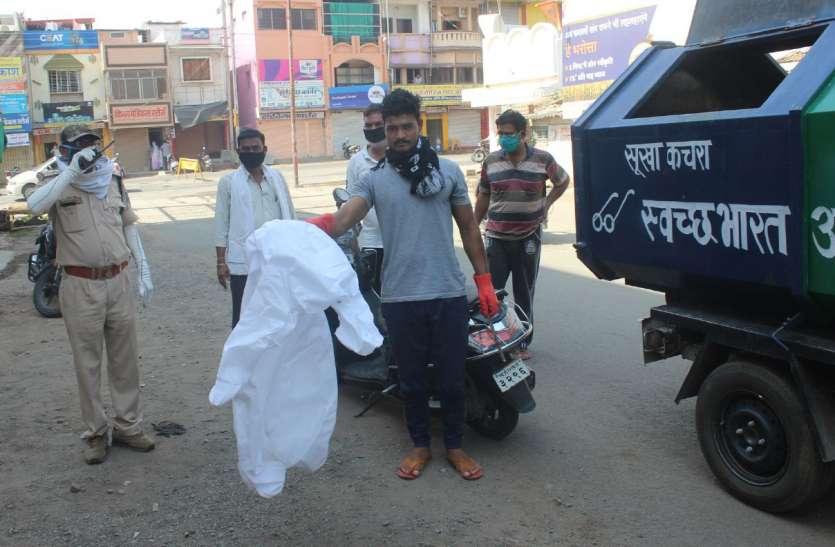 अस्पताल की पीपीई किट मिली कचरे में, मचा हड़कंप अस्पताल की पीपीई किट मिली कचरे में, मचा हड़कंप