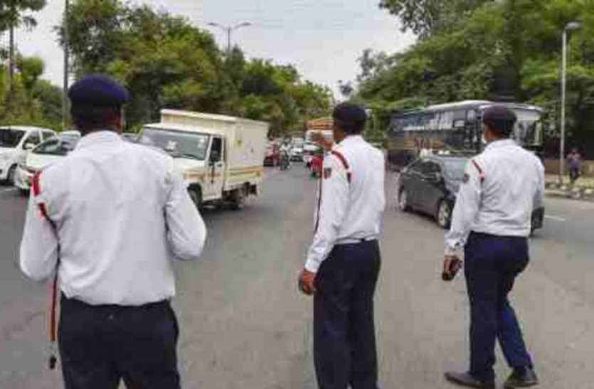 chalan लॉकडाउन में सिपाही ने सफाईकर्मी का काटा चालान, बीच चौराहे मचा बवाल