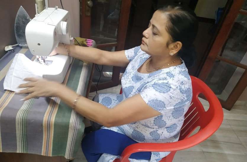 मास्क बनाकर निशुल्क बांट रही कुसुम ओस्तवाल मास्क बनाकर निशुल्क बांट रही कुसुम ओस्तवाल