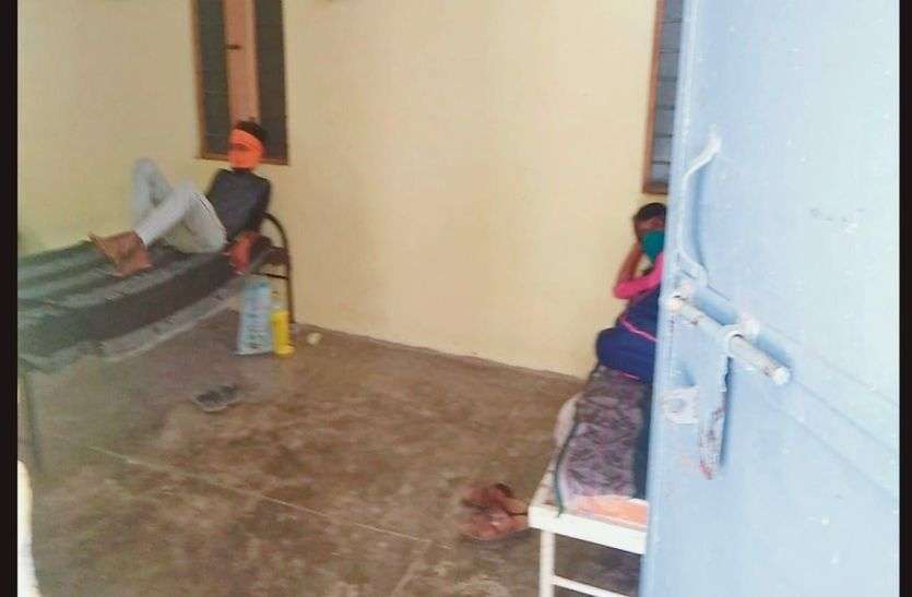 बाहर से आने वालों की जांच कर उन्हें क्वारंटाइन किया गया बाहर से आने वालों की जांच कर उन्हें क्वारंटाइन किया गया
